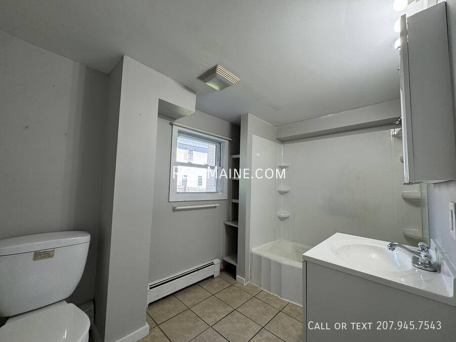 Apartment for rent at 206 Maine Ave #4, Farmingdale, ME 04344