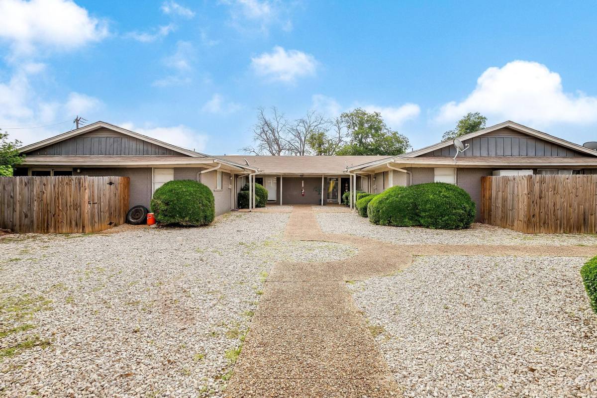 Apartment for rent at 200 N Tarrant St, Crowley, TX 76036