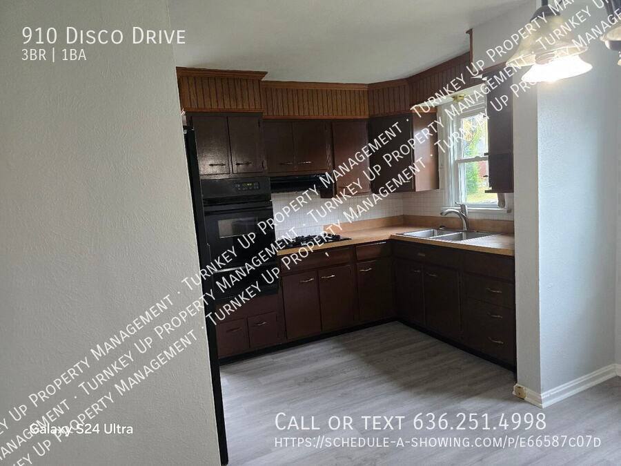 House for rent at 910 Disco Dr, Saint Louis, MO 63135