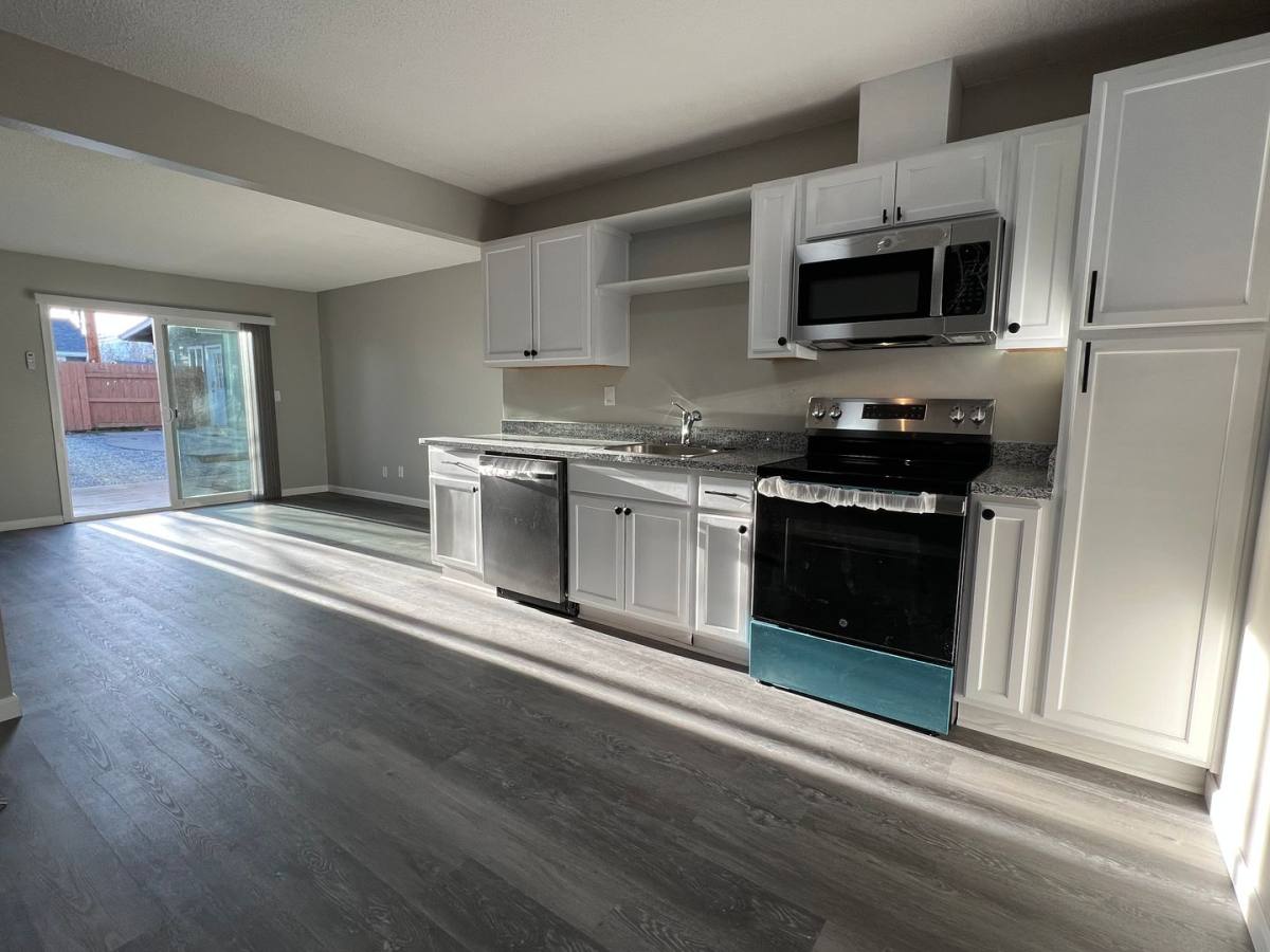 919 Pine St, Central Point, OR 97502 - Apartment for Rent - Image 9