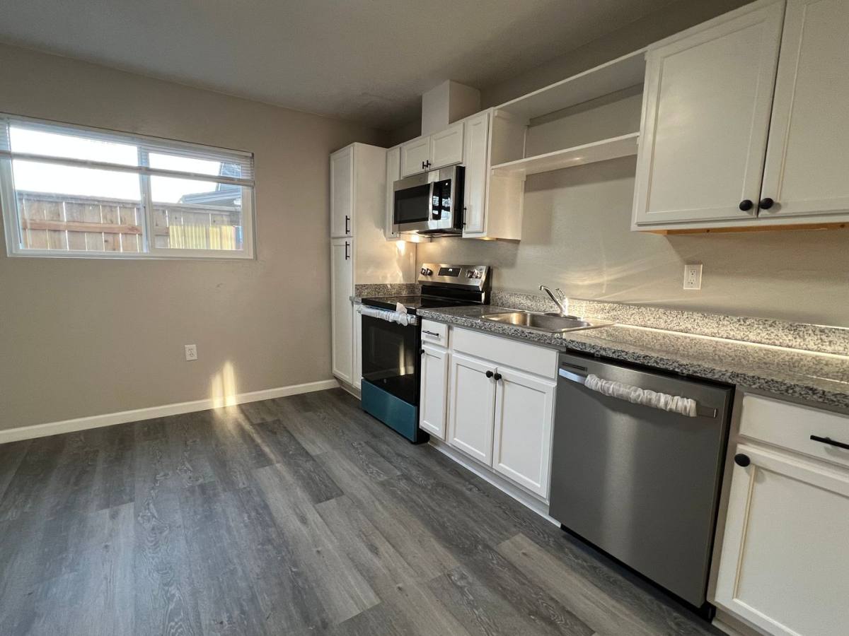 919 Pine St, Central Point, OR 97502 - Apartment for Rent - Image 2