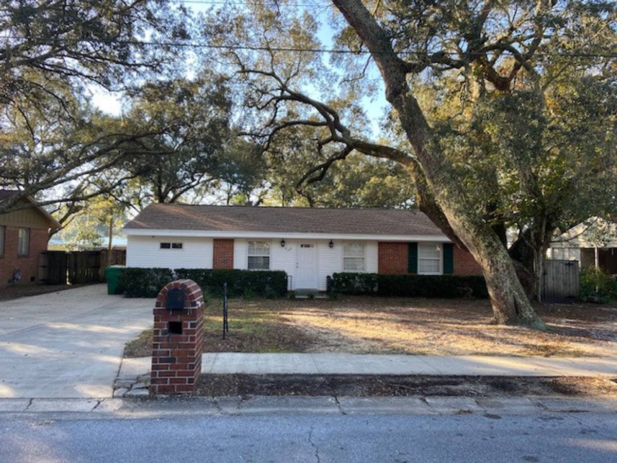 House for rent at 208 20th St, Niceville, FL 32578