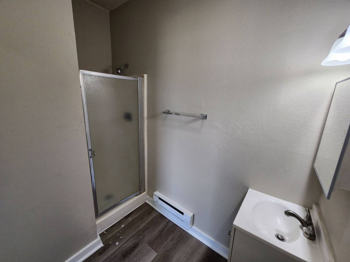 Apartment for rent at 102 E Robinson St, Knoxville, IA 50138