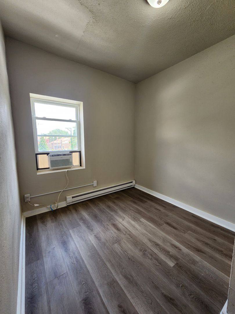 Apartment for rent at 102 E Robinson St, Knoxville, IA 50138