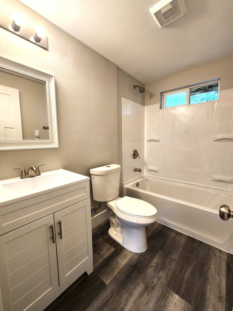 Townhouse for rent at 702 5th Ave S, Kent, WA 98032