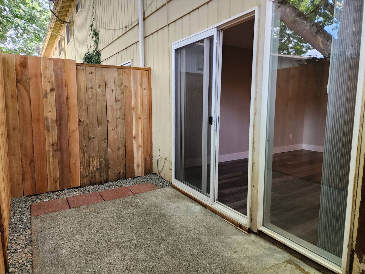 Townhouse for rent at 702 5th Ave S, Kent, WA 98032