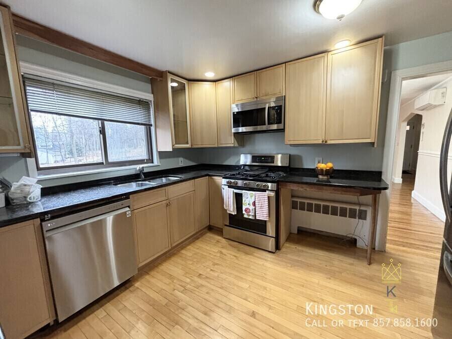 Apartment for rent at 9 Reservoir Rd #1R, Chestnut Hill, MA 02467