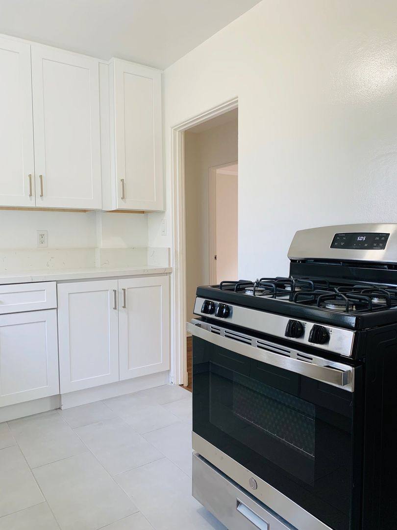 Apartment for rent at 1287 Queen Anne Place, Los Angeles, CA 90019