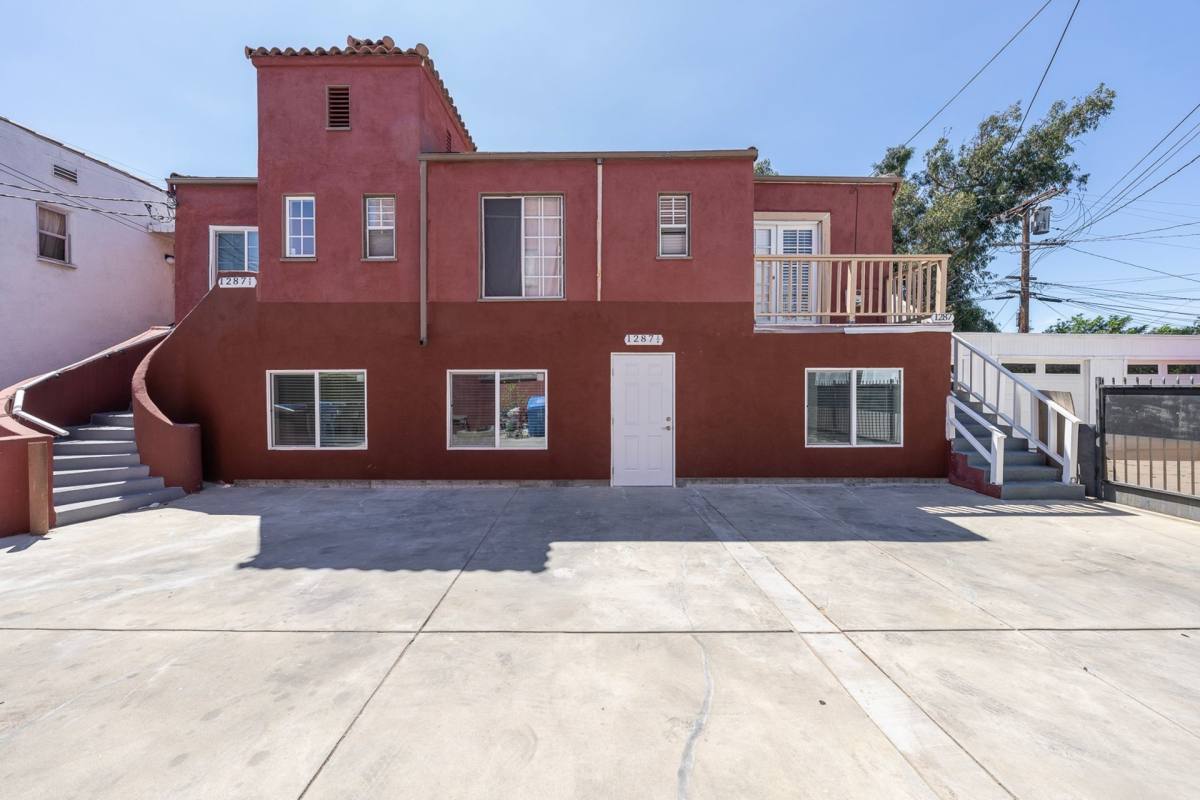 Apartment for rent at 1287 Queen Anne Place, Los Angeles, CA 90019