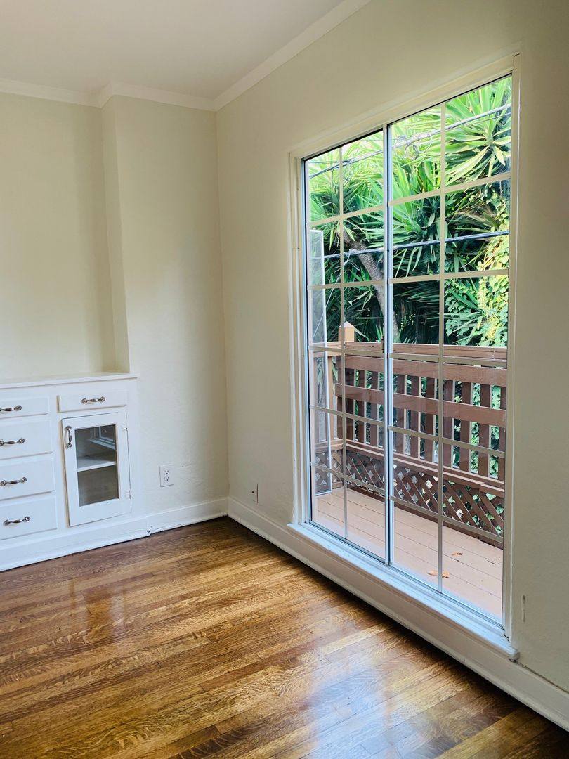 Apartment for rent at 1287 Queen Anne Place, Los Angeles, CA 90019
