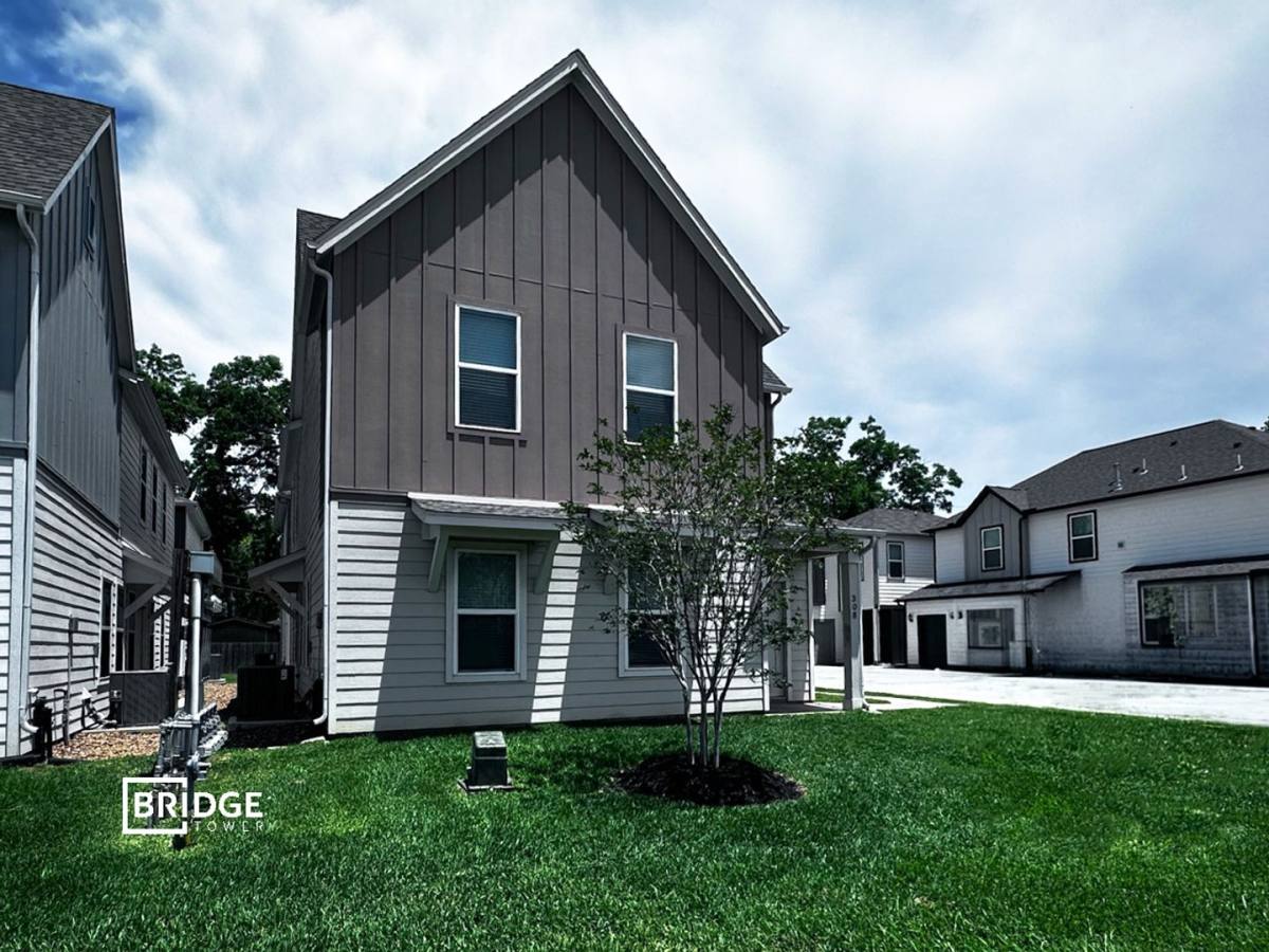 House for rent at 308 Huisache St, Lake Jackson, TX 77566