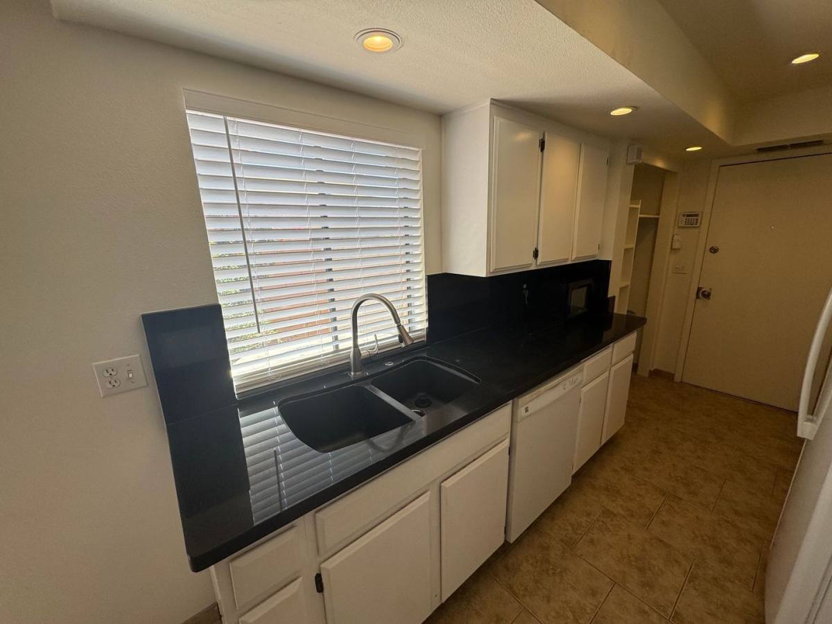 Townhouse for rent at 10420 N 10th St, Phoenix, AZ 85020