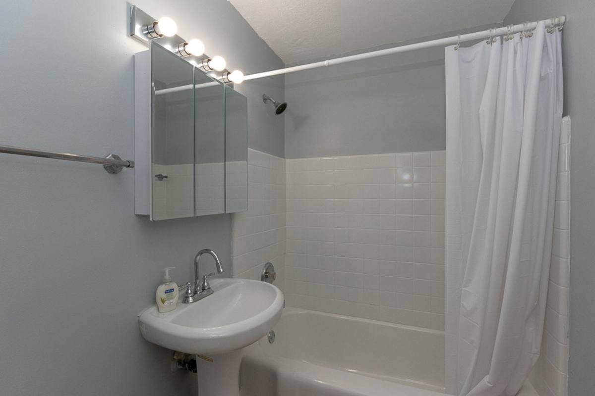 Apartment for rent at 7333 N Ridge Blvd #404, Chicago, IL 60645