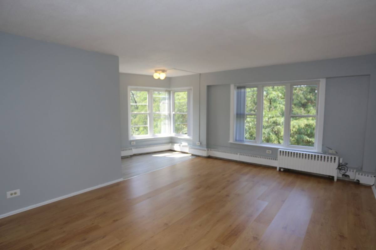 Apartment for rent at 7333 N Ridge Blvd #404, Chicago, IL 60645