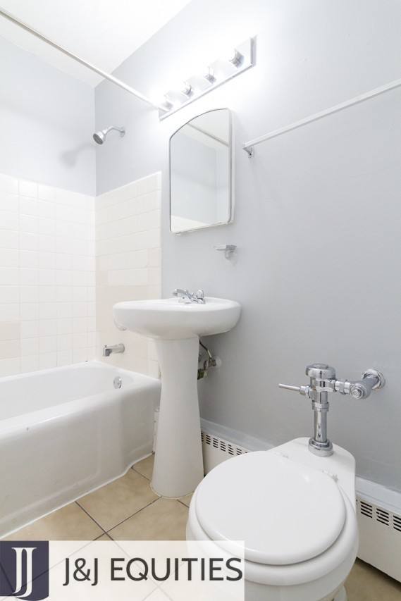 Apartment for rent at 7333 N Ridge Blvd #404, Chicago, IL 60645