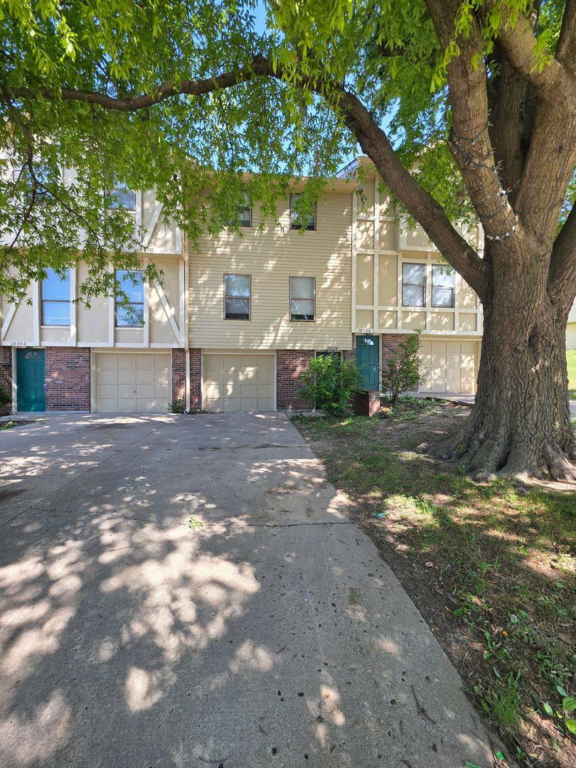 House for rent at 18904 Manor Dr, Independence, MO 64058