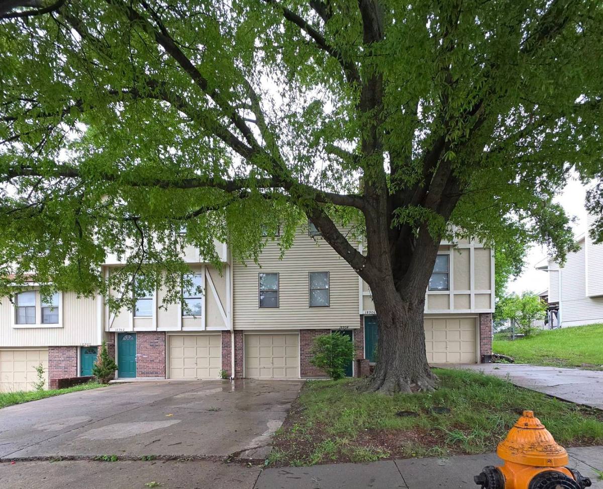 House for rent at 18904 Manor Dr, Independence, MO 64058