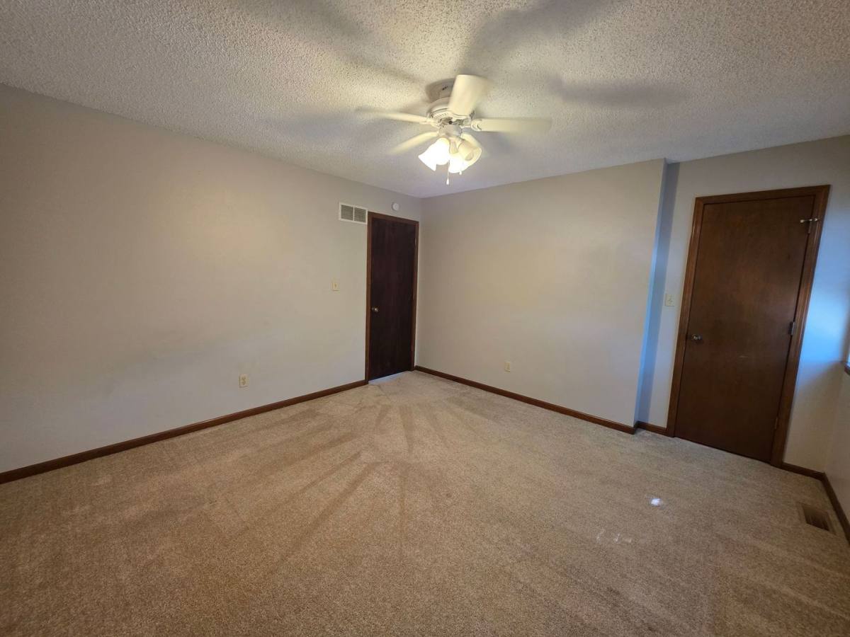 House for rent at 18904 Manor Dr, Independence, MO 64058