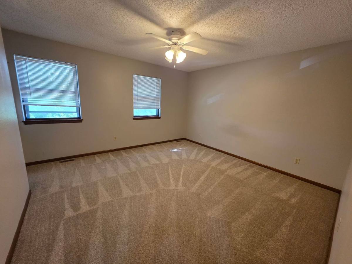 House for rent at 18904 Manor Dr, Independence, MO 64058