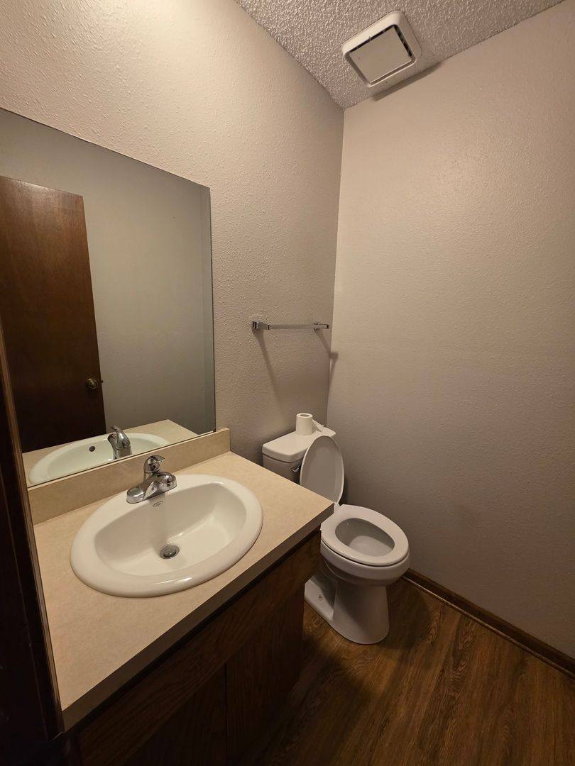 House for rent at 18904 Manor Dr, Independence, MO 64058