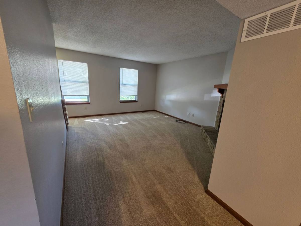 House for rent at 18904 Manor Dr, Independence, MO 64058