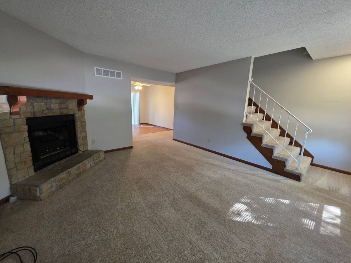 House for rent at 18904 Manor Dr, Independence, MO 64058