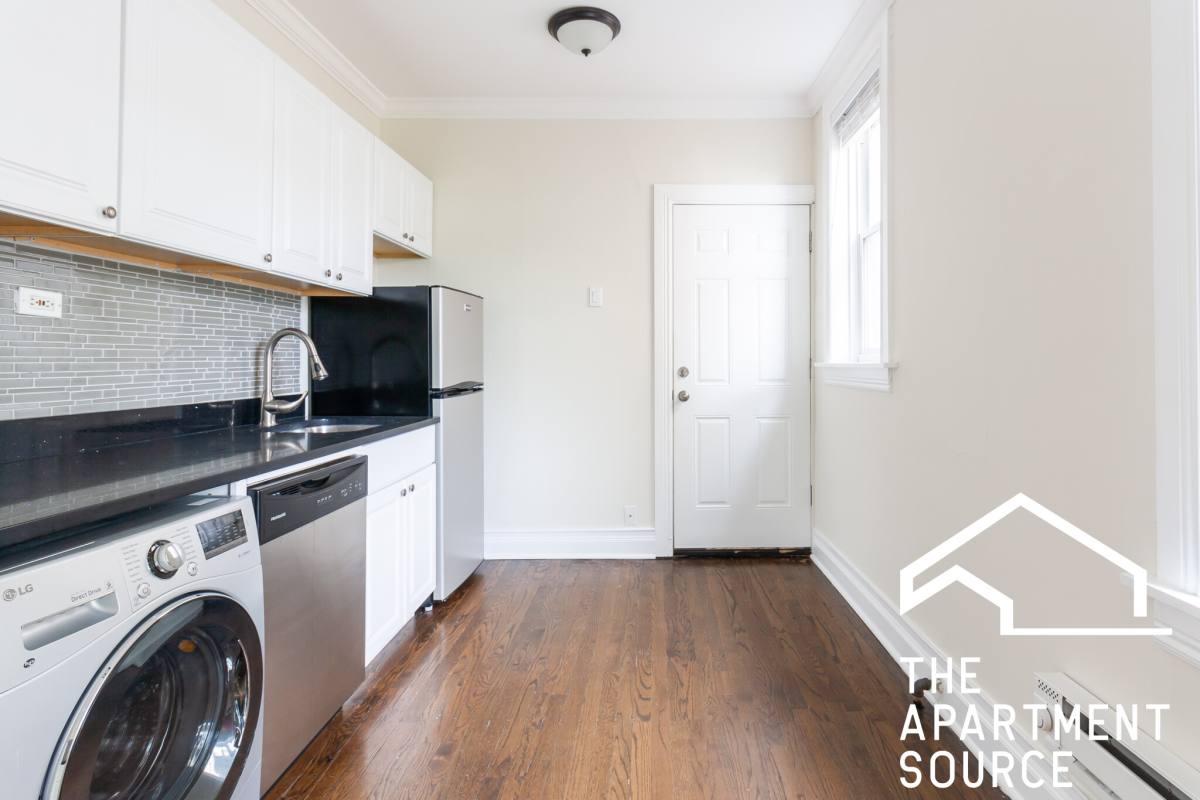 Apartment for rent at 6485 W Roscoe St #3N, Chicago, IL 60613