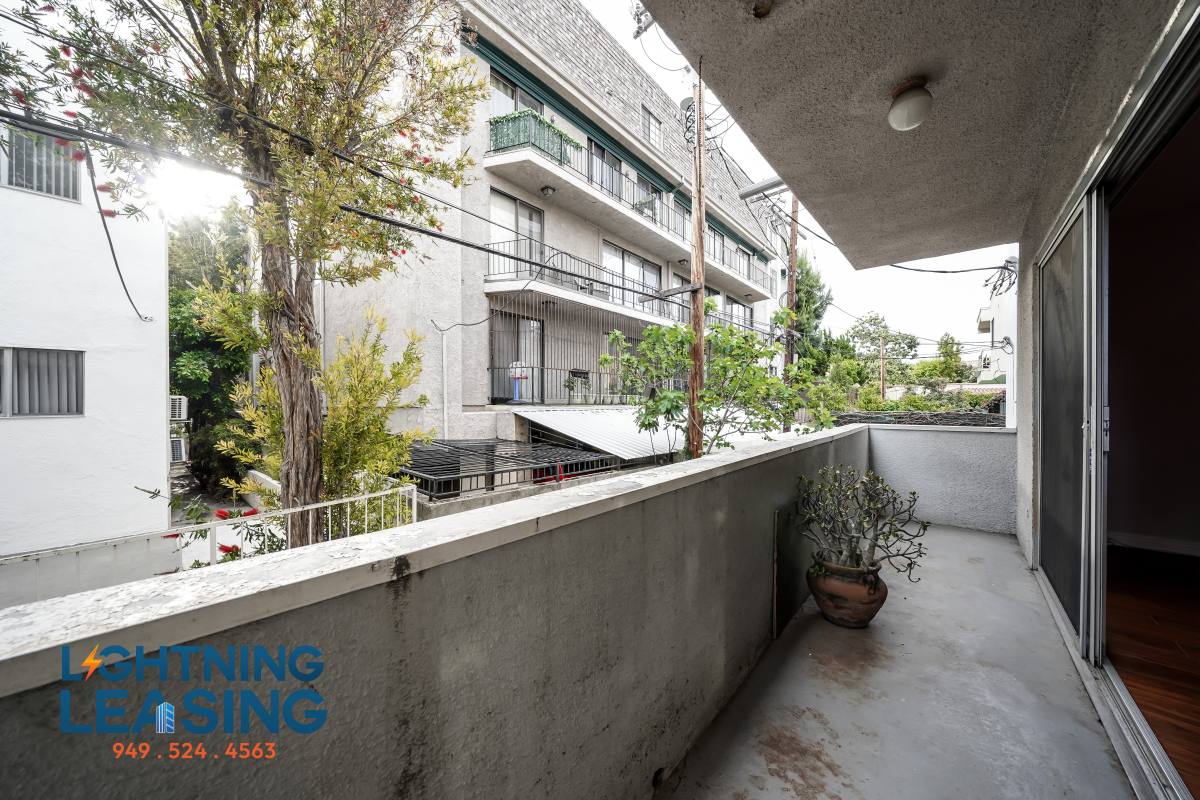 Apartment for rent at 815 S Shenandoah St #301, Los Angeles, CA 90035