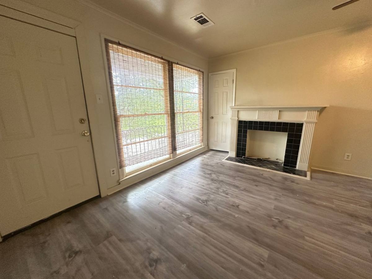 Apartment for rent at 140 E Wilkinson St, Shreveport, LA 71104