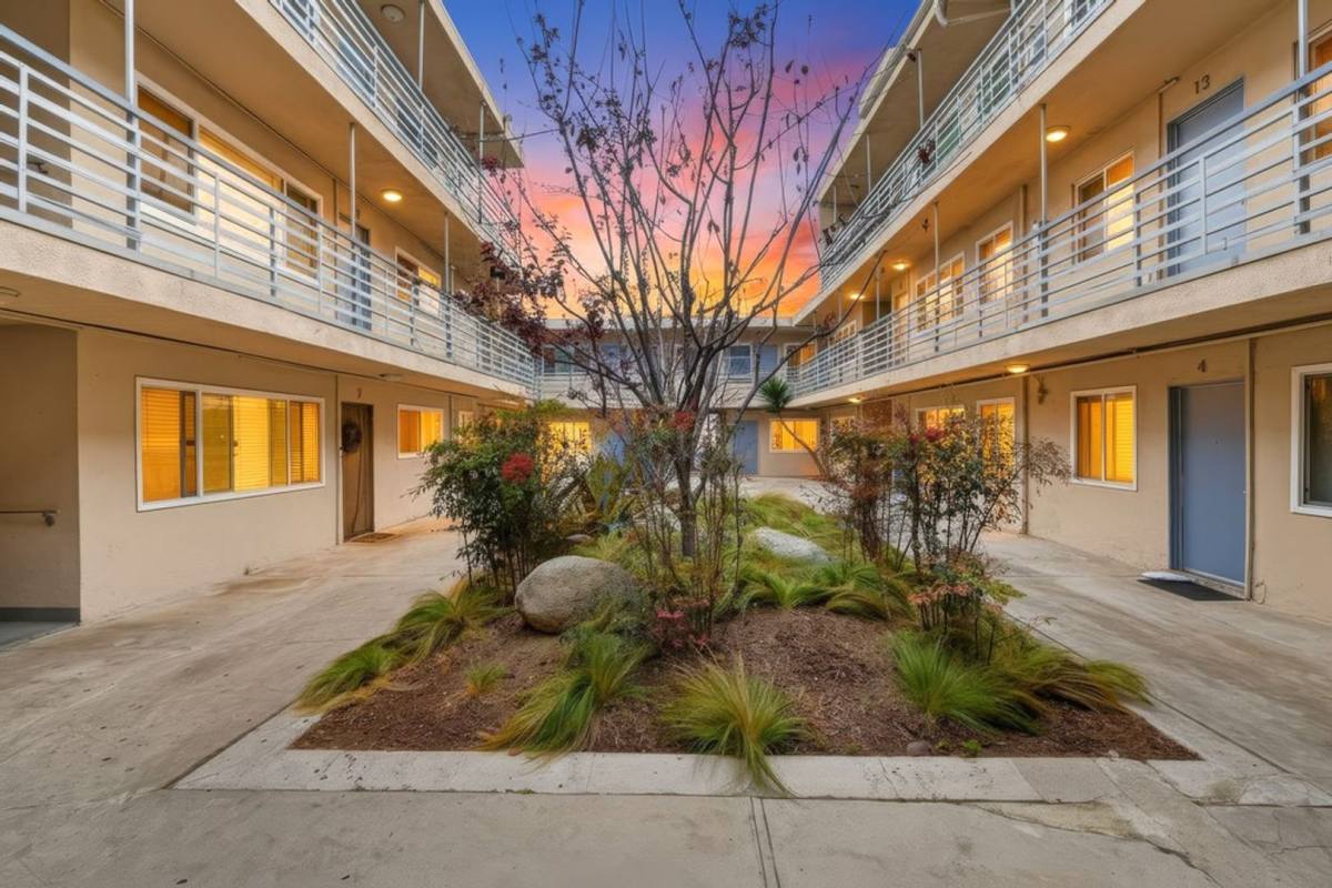 Apartment for rent at 6113 8th Ave #19, Los Angeles, CA 90043