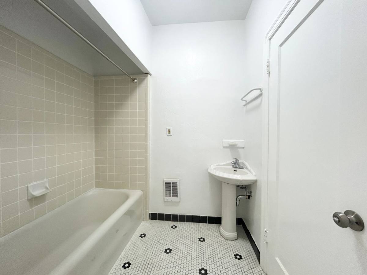 Apartment for rent at 34 13th St, Richmond, CA 94801