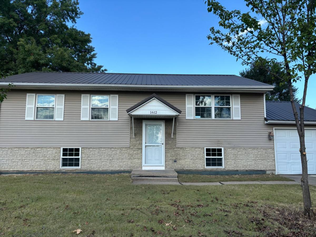 1612 9th Ave, Camanche, IA 52730