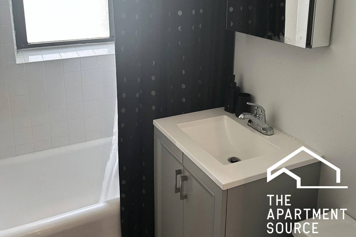 Apartment for rent at 1911 W Larchmont Ave #1B, Chicago, IL 60613