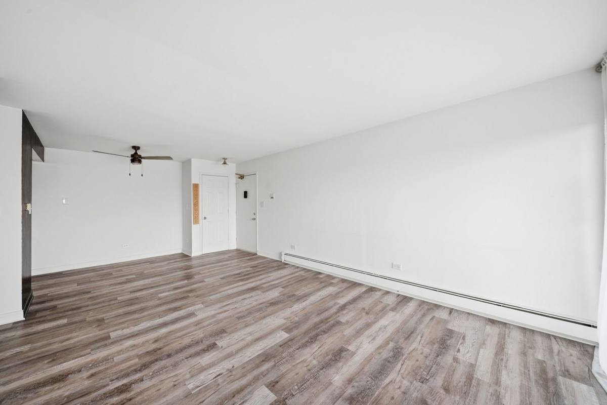 Condo for rent at 2 E Dundee Quarter Dr, Palatine, IL 60074