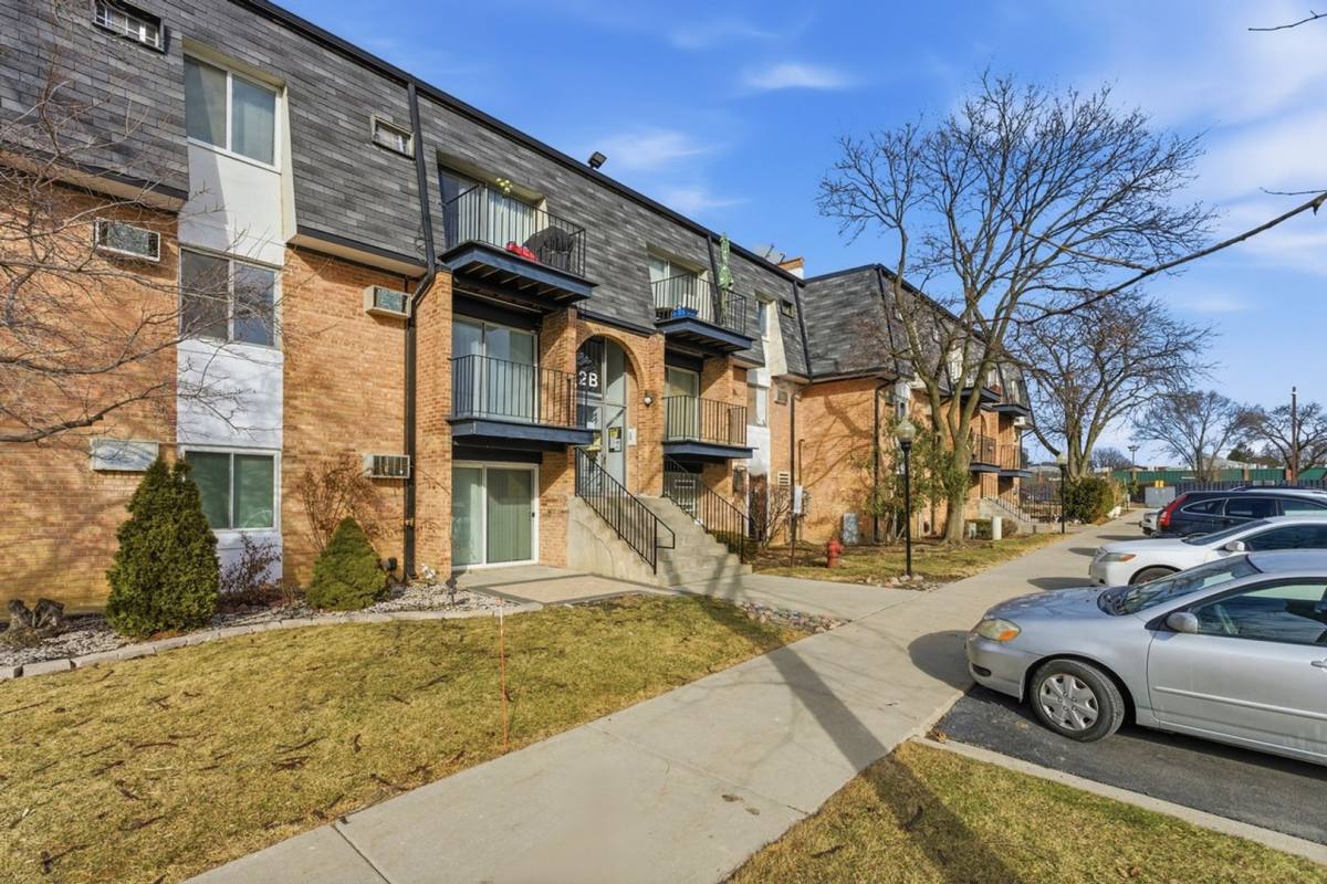 Condo for rent at 2 E Dundee Quarter Dr, Palatine, IL 60074