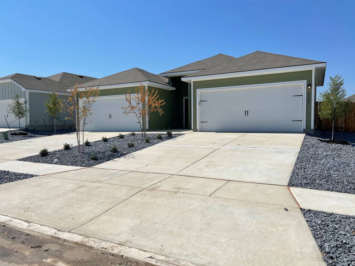 Townhouse for rent at 625 Heathers Way, Seguin, TX 78155