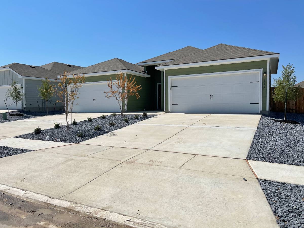 Townhouse for rent at 625 Heathers Way, Seguin, TX 78155