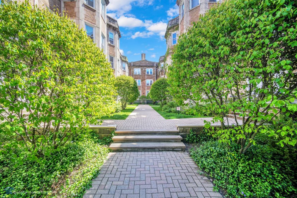 Apartment for rent at 877 W Cornelia Ave, Chicago, IL 60657