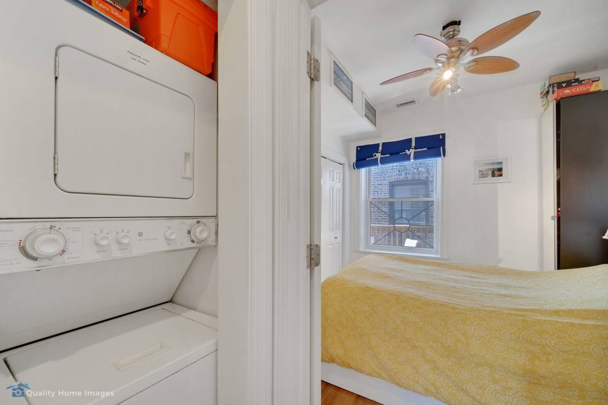 Apartment for rent at 877 W Cornelia Ave, Chicago, IL 60657