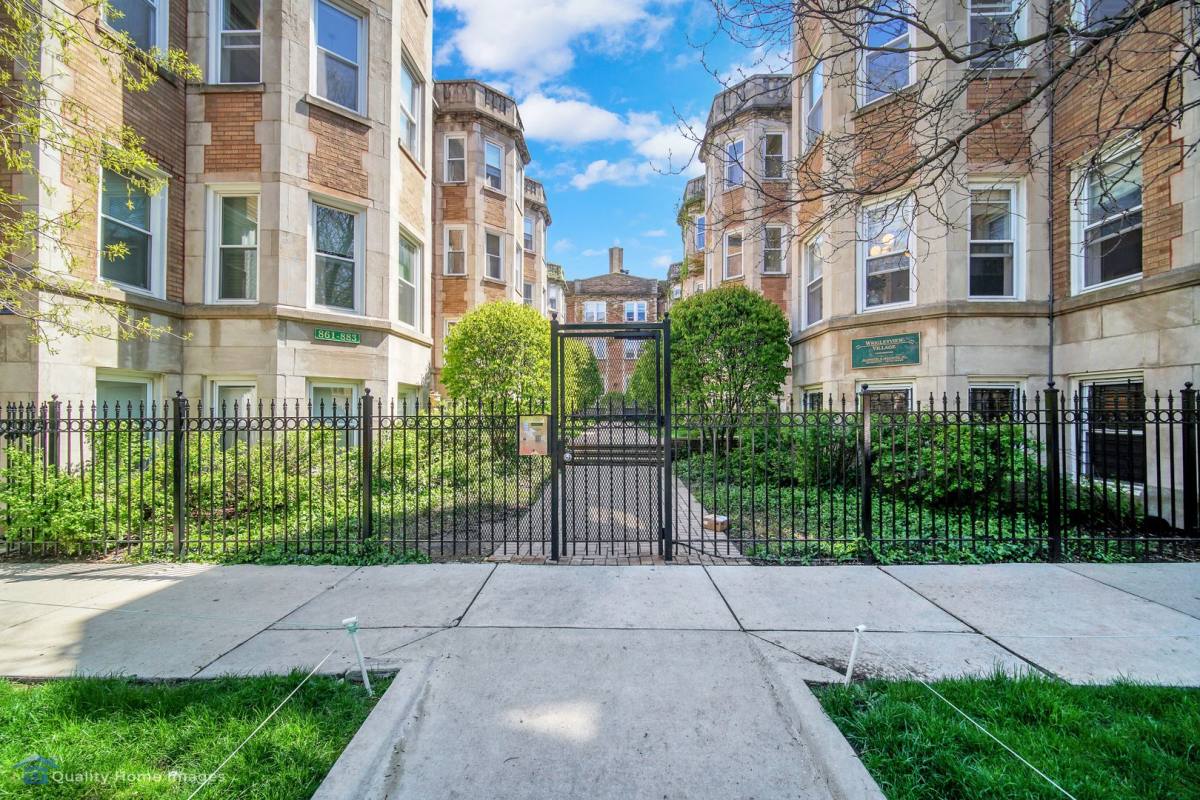 Apartment for rent at 877 W Cornelia Ave, Chicago, IL 60657