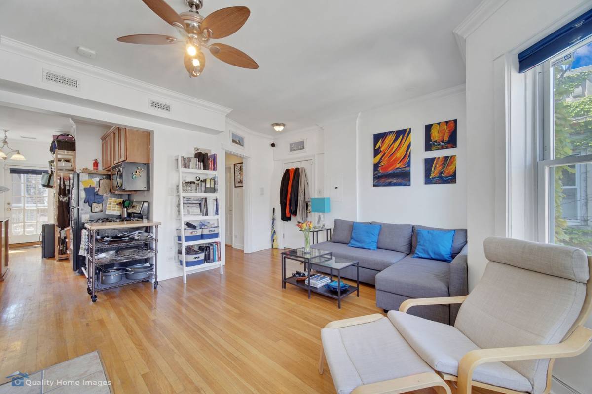 Apartment for rent at 877 W Cornelia Ave, Chicago, IL 60657