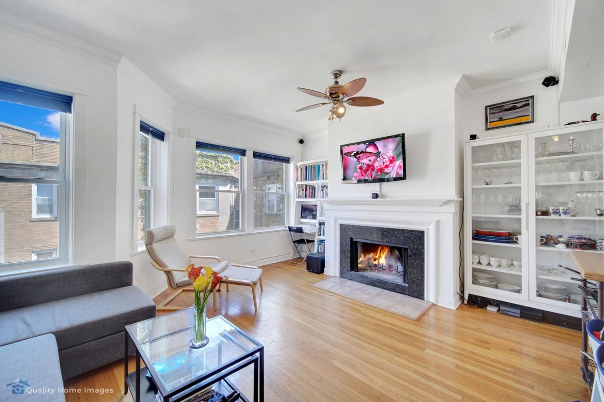 Apartment for rent at 877 W Cornelia Ave, Chicago, IL 60657