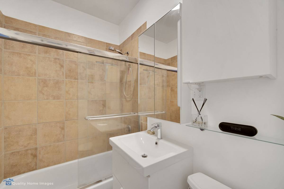 Apartment for rent at 877 W Cornelia Ave, Chicago, IL 60657