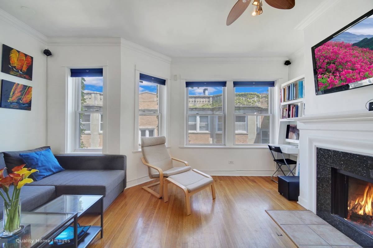 Apartment for rent at 877 W Cornelia Ave, Chicago, IL 60657