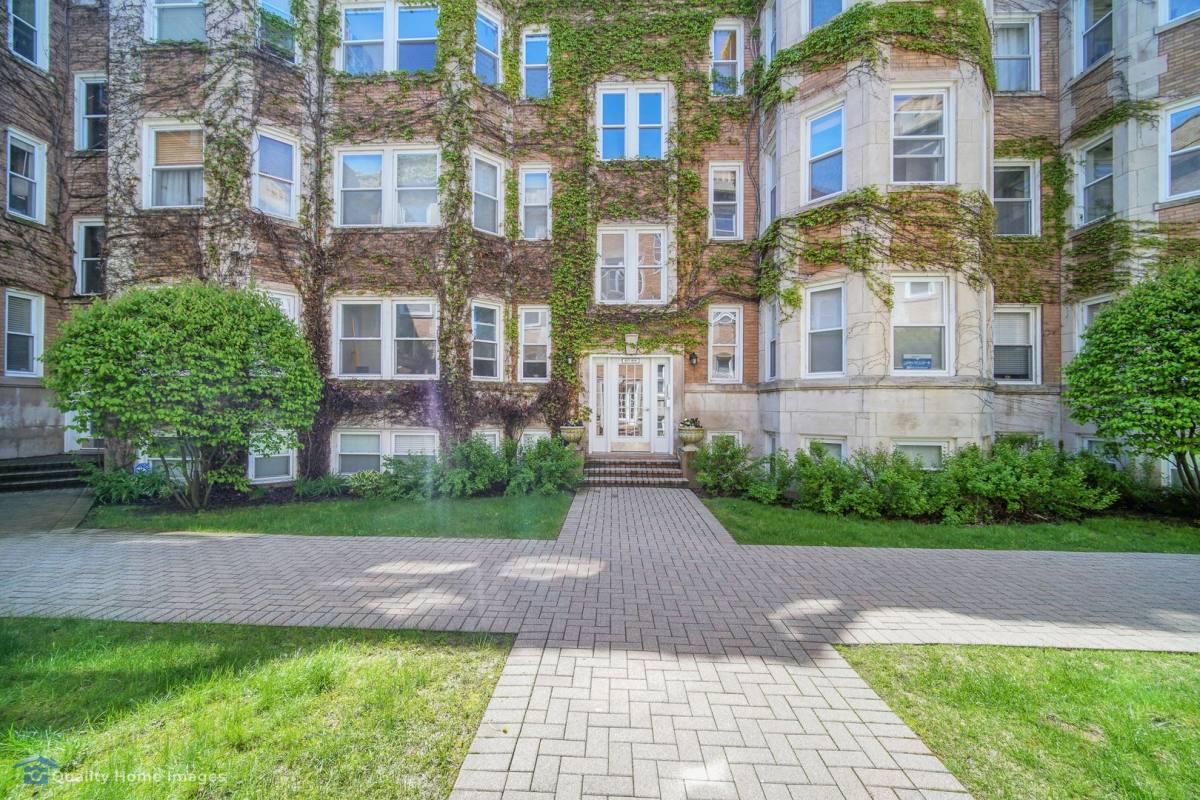 Apartment for rent at 877 W Cornelia Ave, Chicago, IL 60657