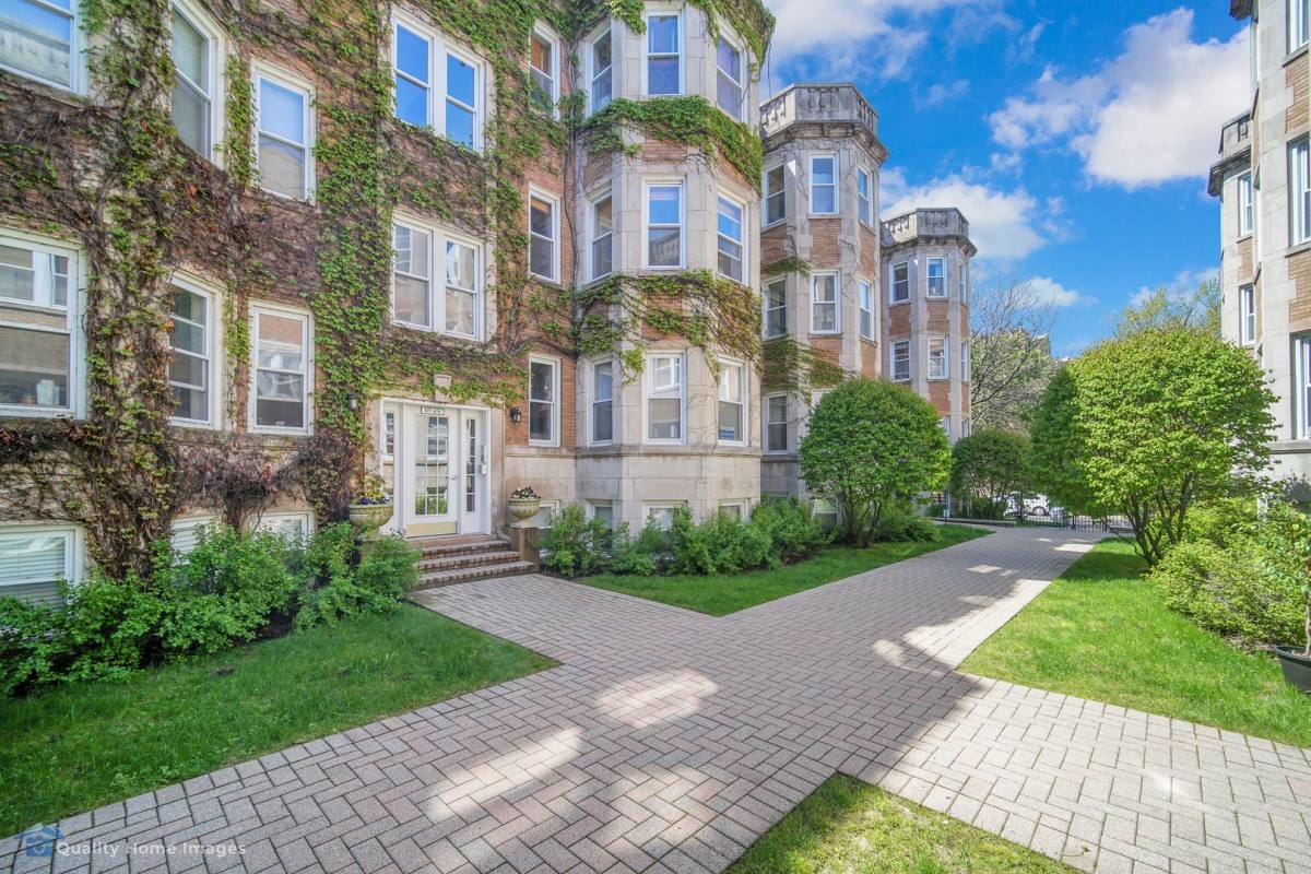 Apartment for rent at 877 W Cornelia Ave, Chicago, IL 60657