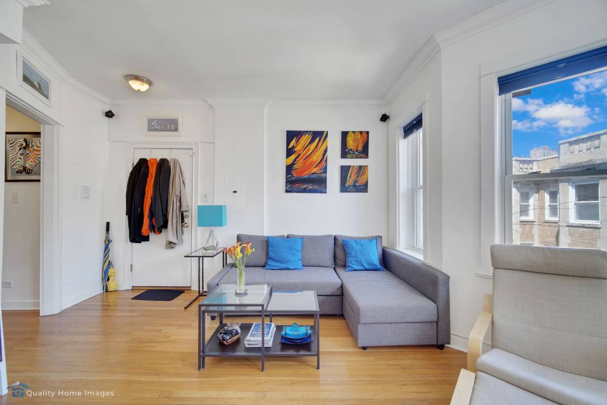 Apartment for rent at 877 W Cornelia Ave, Chicago, IL 60657