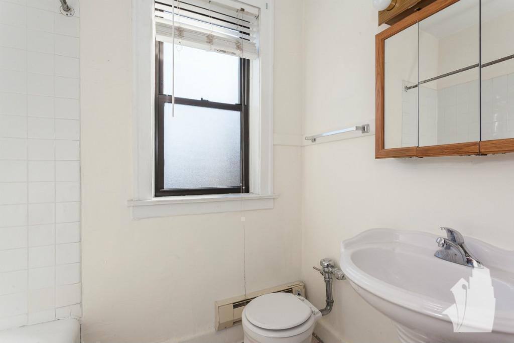 Apartment for rent at 1117 W Oakdale Ave #GDNS, Chicago, IL 60657