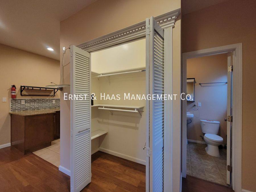 Apartment for rent at 930 E Broadway, Long Beach, CA 90802