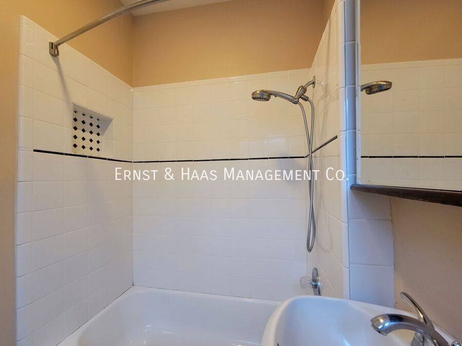 Apartment for rent at 930 E Broadway, Long Beach, CA 90802